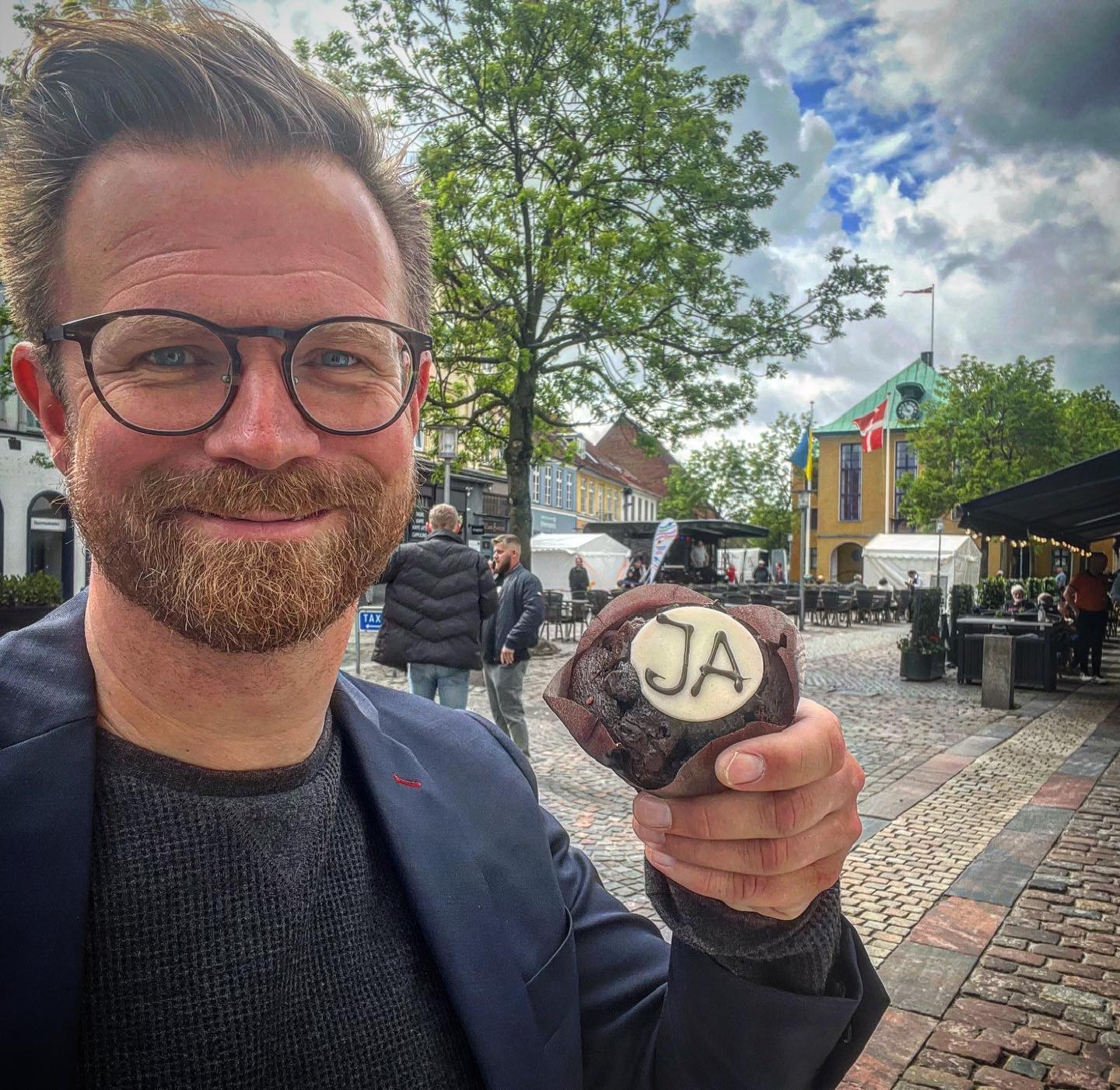 Benny Engelbrecht Deler Kage Ud I Sønderjylland